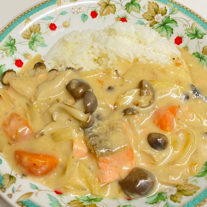 牛乳たっぷり 鮭ときのこのクリームシチュー